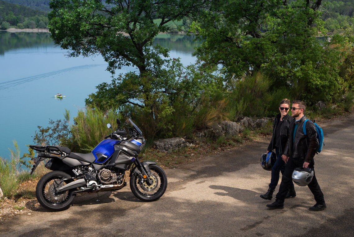 ¿Cómo viajar con un pasajero en una moto?