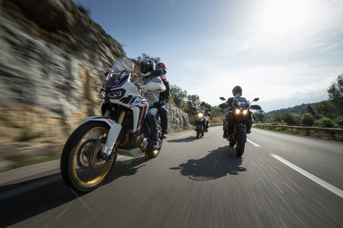 Viajar en grupo en moto