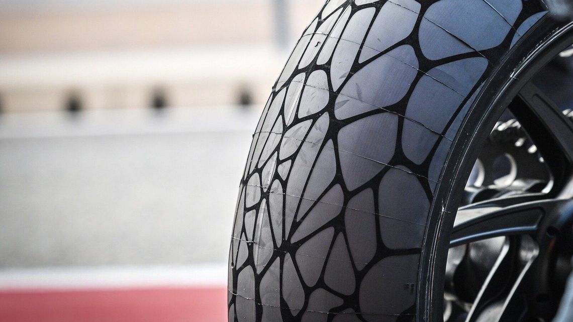 2024: MAIS DE 50% DE MATERIAIS RENOVÁVEIS E RECICLADOS em pneus MotoE™