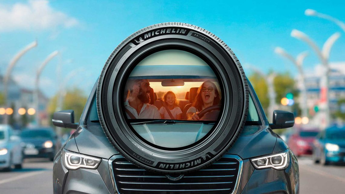 Imagem contém um veículo SUV e uma montagem com um pneu MICHELIN Primacy 5. No centro do pneu (aonde fica instalado a roda) um grupo de pessoas sorrindo, passando a sensação de segurança e conforto ao andar com pneus MICHELIN Primacy 5.