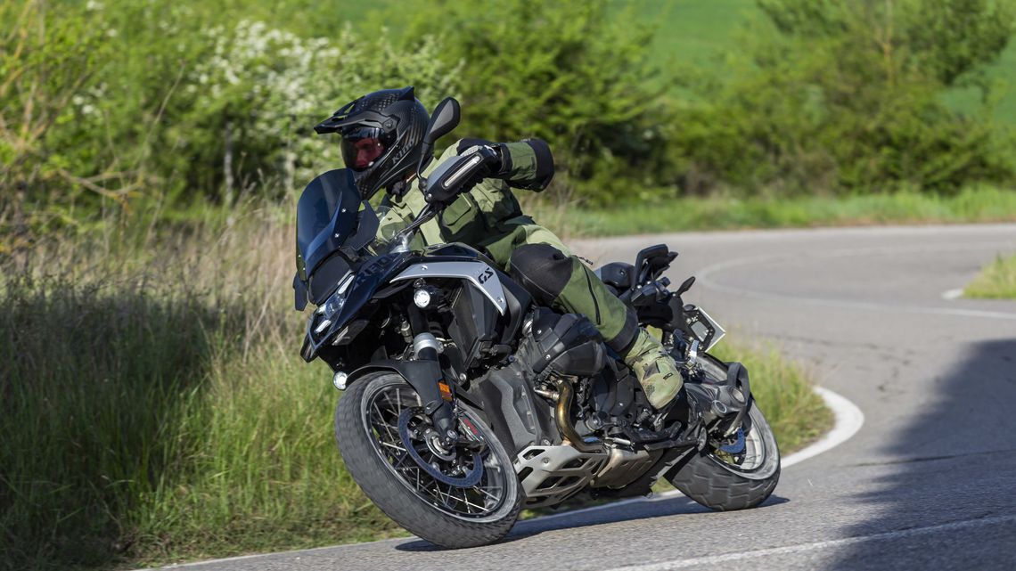 Um motociclista em uma motocicleta BMW GS equipada com pneus MICHELIN Anakee Adventure 2.