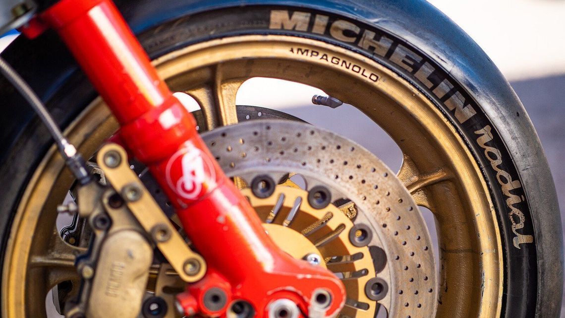 1984: A tecnologia radial ganha destaque nas corridas de motos de primeira linha.