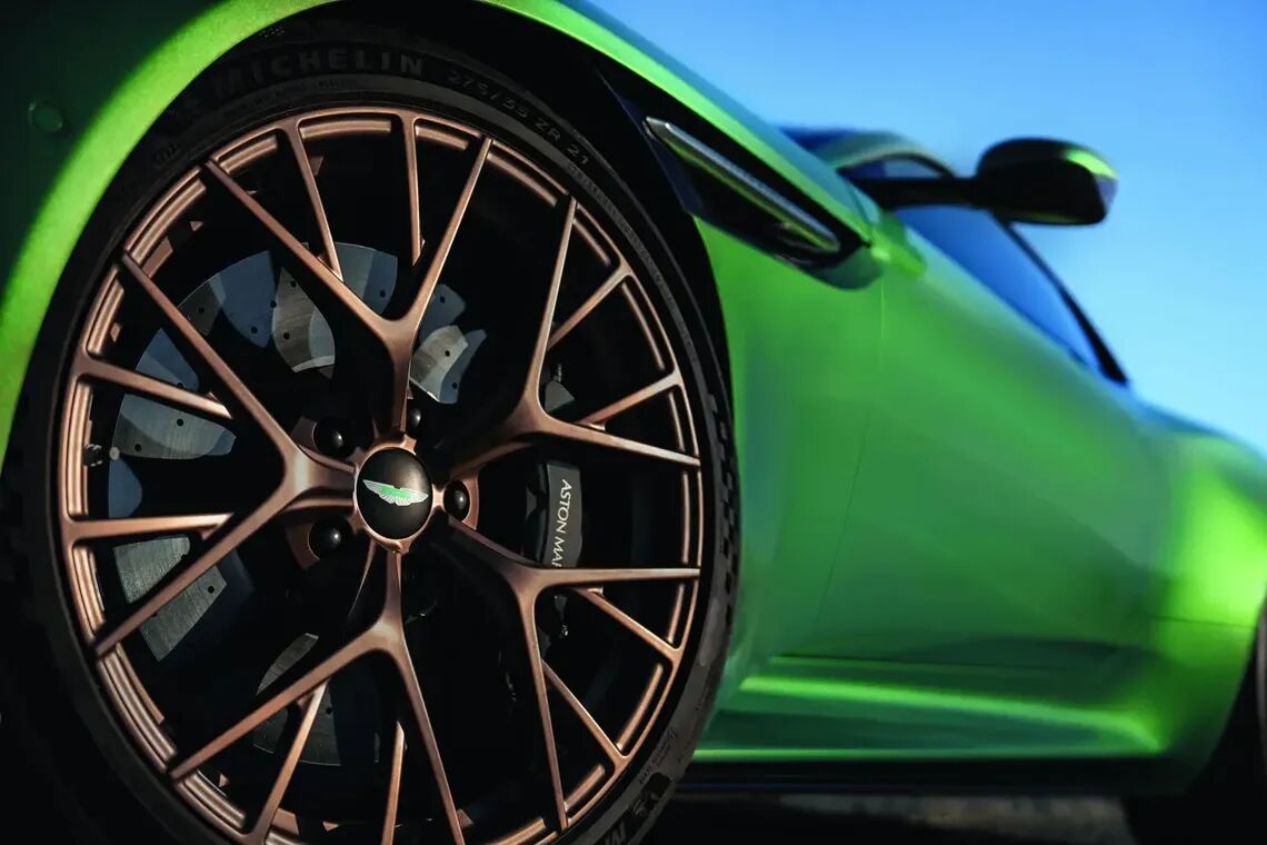 Aston Martin DB12 con llantas MICHELIN Pilot Sport S5