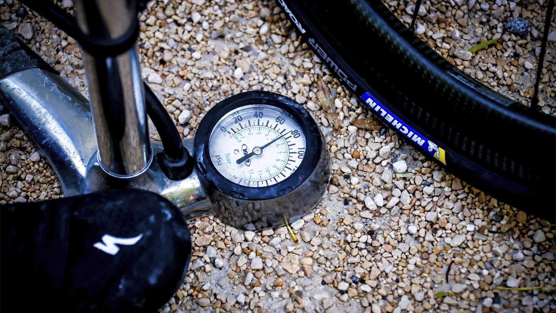 Como encher um pneu de bicicleta para obter uma performance otimizada