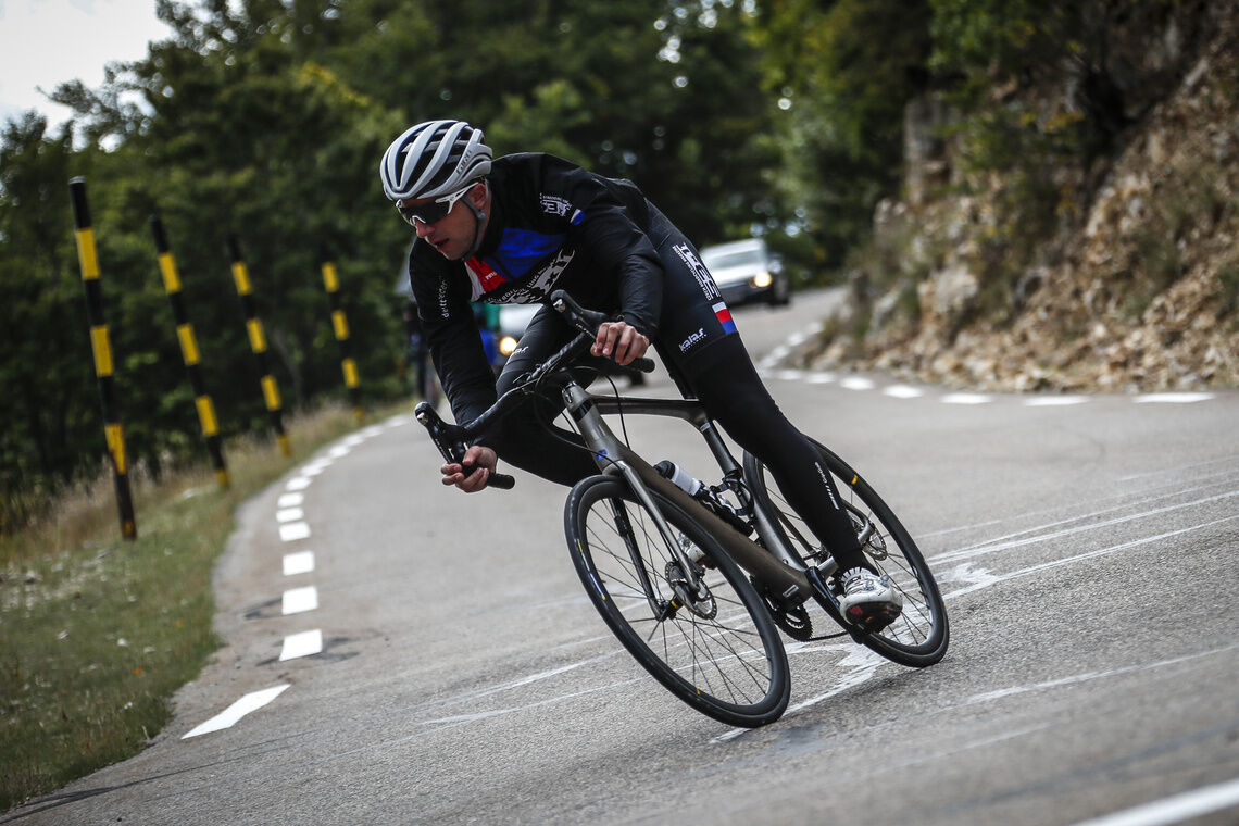 Um pneu de bicicleta com melhor aderência permite curvar sem precisar de abrandar demasiado