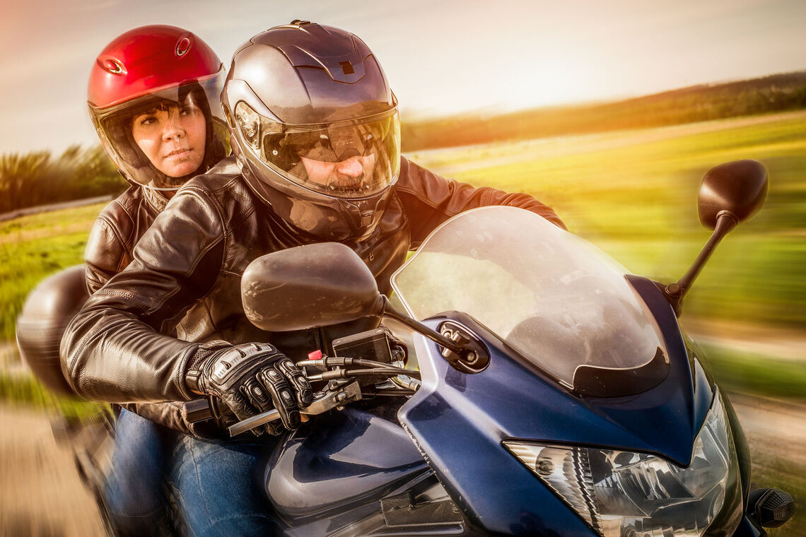 Le passager doit suivre les mouvements du conducteur et surveiller la route.