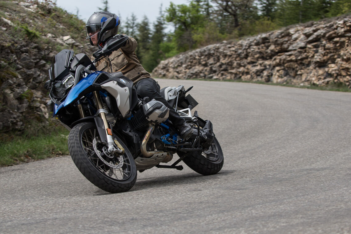 Virage de moto sur une chute transversale négative