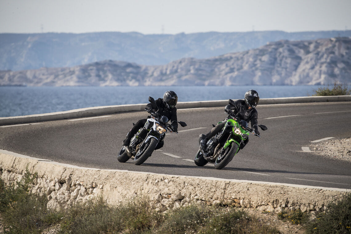 Prendre un virage à moto nécessite d'anticiper
