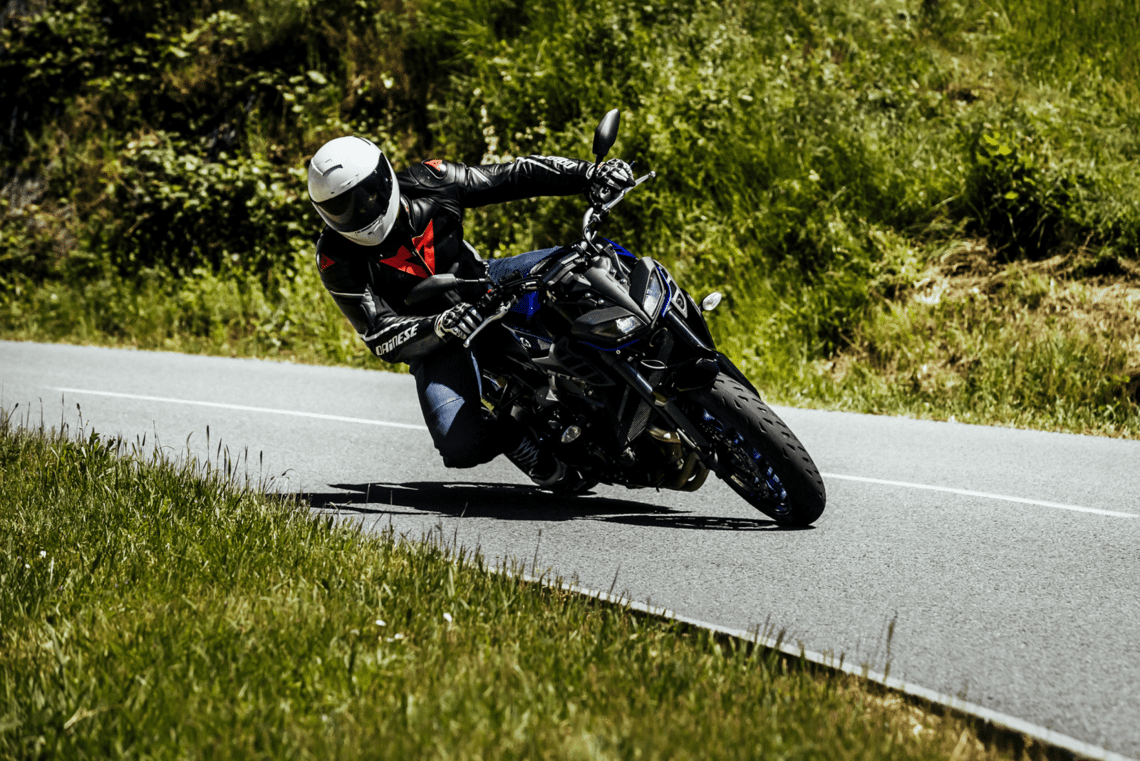 Virage à moto : adaptez votre trajectoire en fonction du type de virage