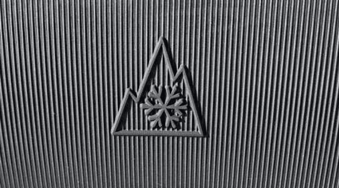 Het 3PMSF-symbool (3 Peak Mountain Snow Flake) is zichtbaar op de band