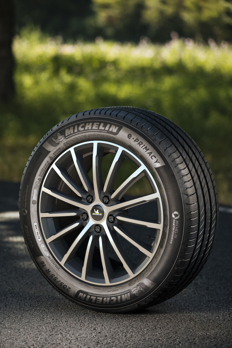 De MICHELIN e.Primacy band is speciaal ontworpen om de actieradius van elektrische voertuigen te verbeteren