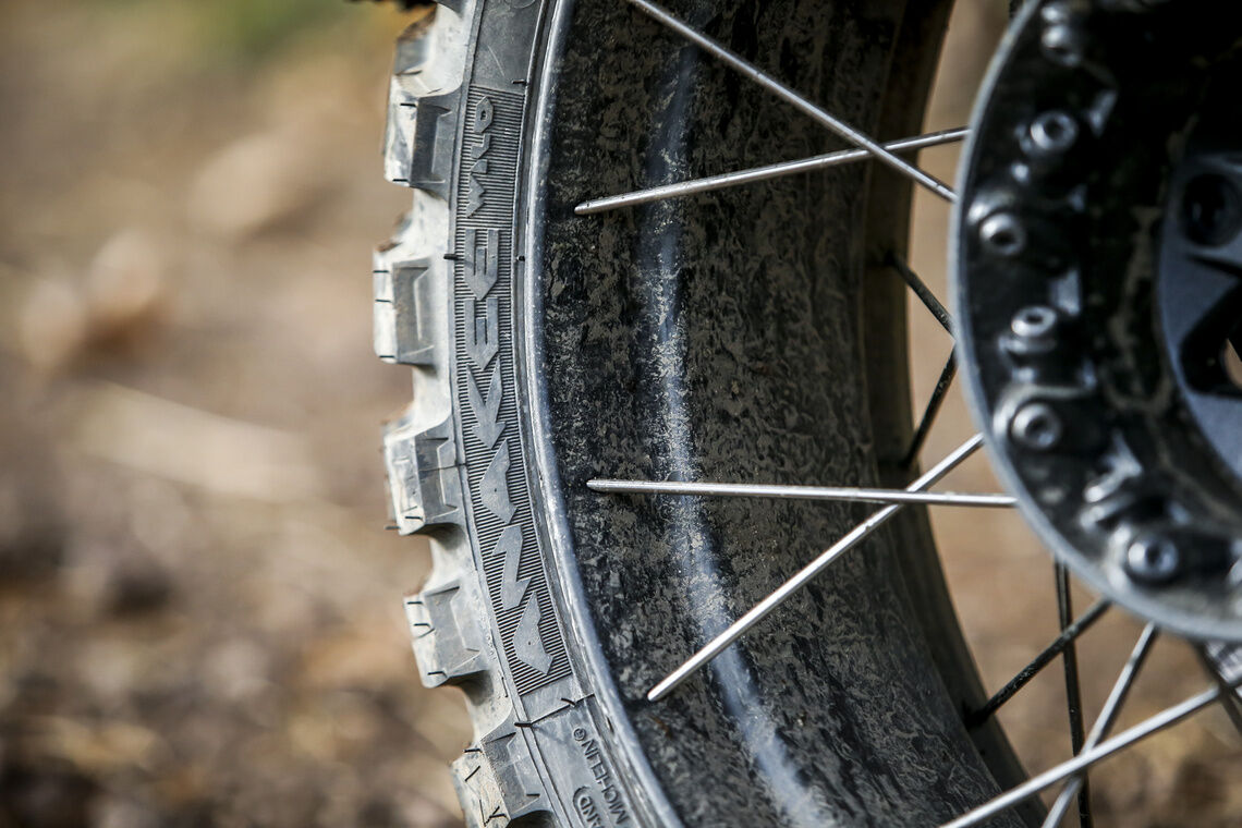 Une jante à rayons qui est Tubeless (TL) : les rayons sont fixés sur les bords en maintenant l'étanchéité.