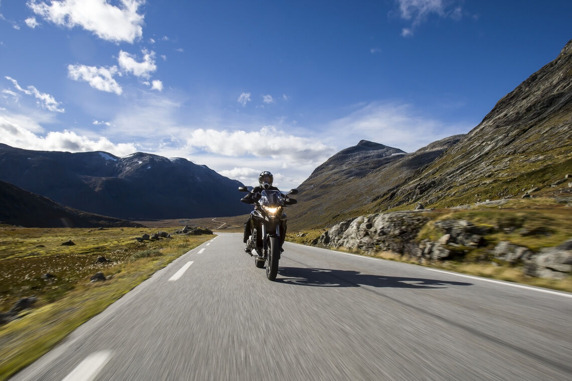 L'oscillazione del manubrio della motocicletta è un'oscillazione laterale ripetuta della forcella a bassa velocità