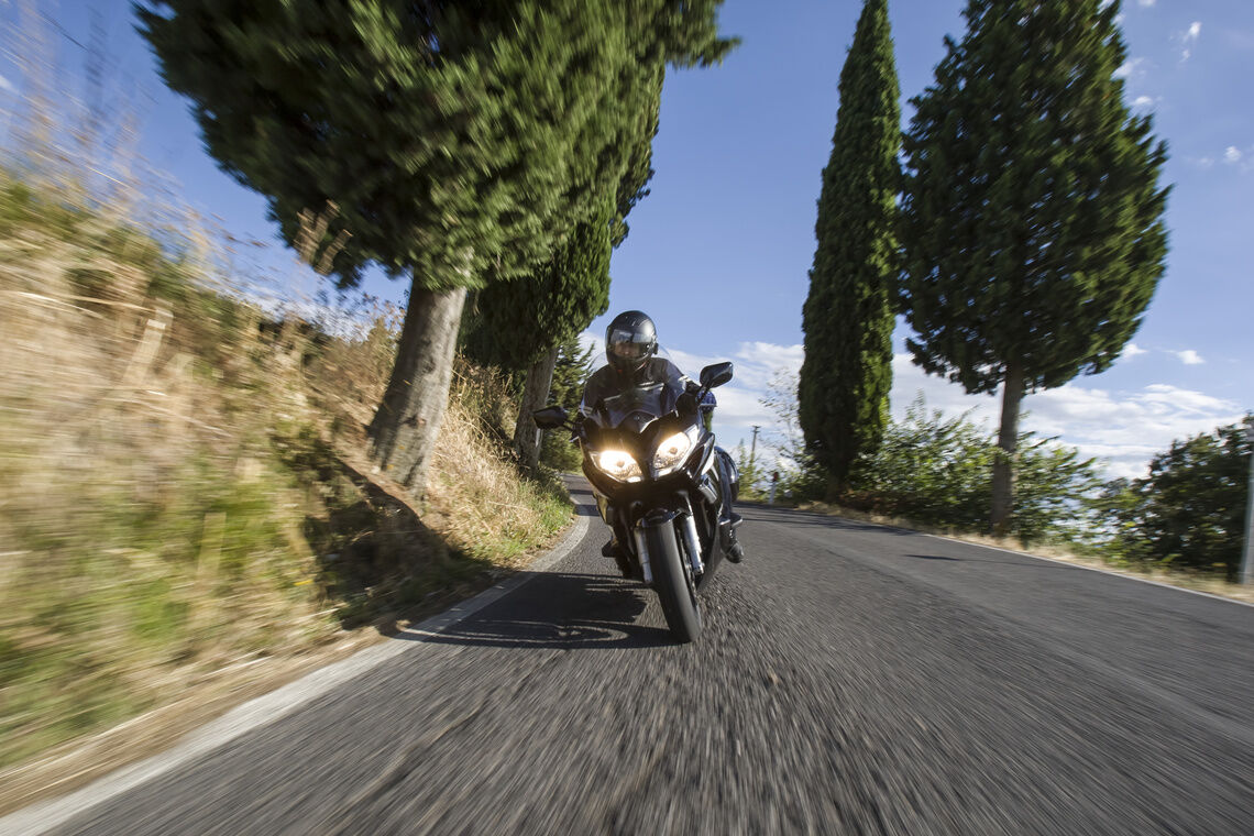 Un serpeggiamento della moto è un movimento ondulatorio che di solito inizia a circa 140 km/h.