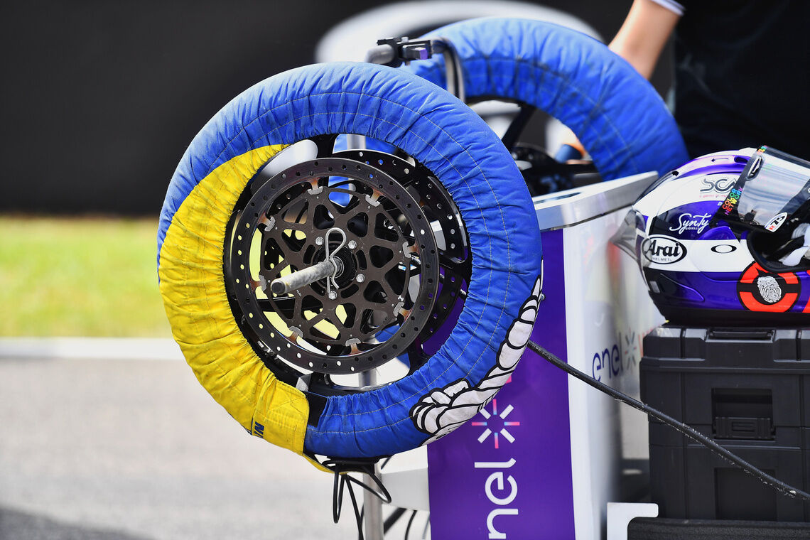 Les couvertures chauffantes sont utilisés pour mettre les pneus à la bonne température avant le départ de la course.