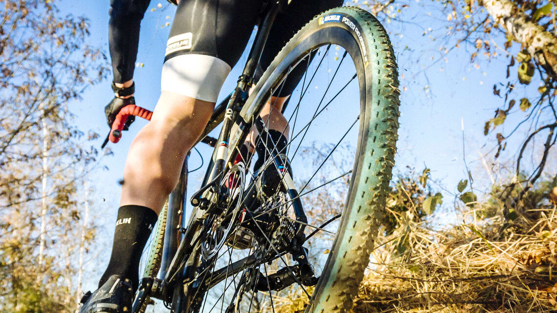 MICHELIN Cyclocross Jet offre un'aderenza eccellente su piste asciutte.