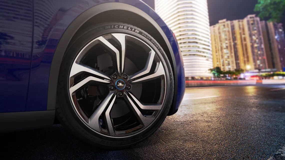 cl0lvzb650cys01okb65ghi9o 4w rt tire michelin pilot sport ev en product in context 1 nosignature 16 slash 9 max