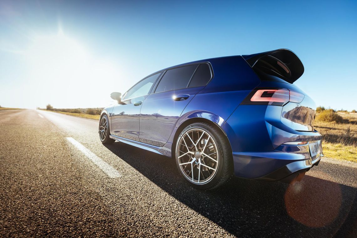 Nuovo MICHELIN CrossClimate 3 Sport - Auto sportiva su strada in giornata con sole