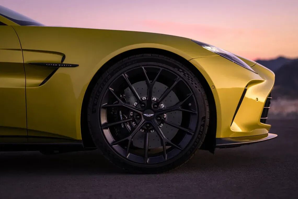 Aston Martin Vantage com pneus MICHELIN Pilot Sport S5