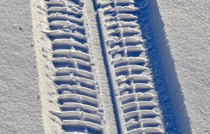 Schnee_Reifenspuren