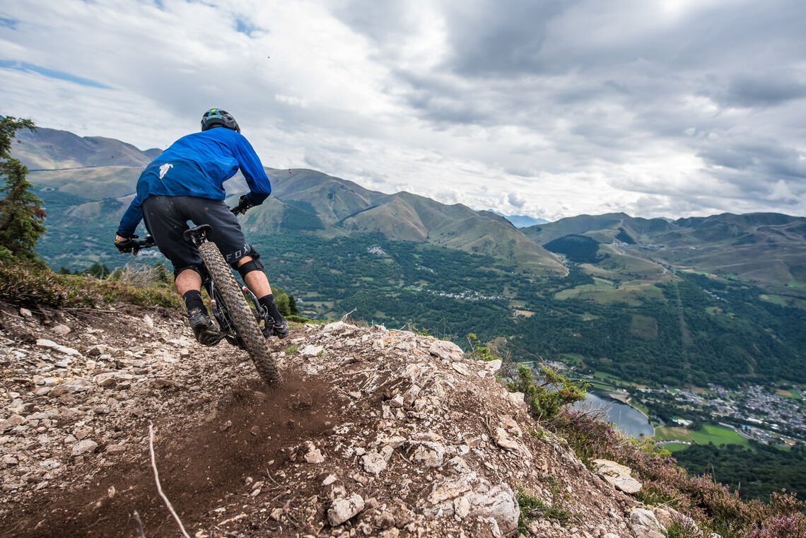 Mountainbike-Rennen auf unebenen Geländen