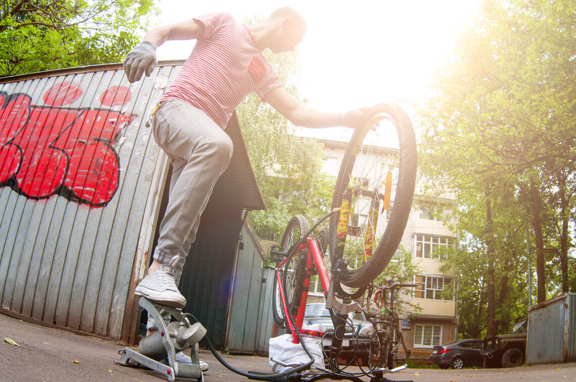 Der Reifendruck beim Fahrrad wird am besten mit einer Pumpe und einem Druckmesser gemessen