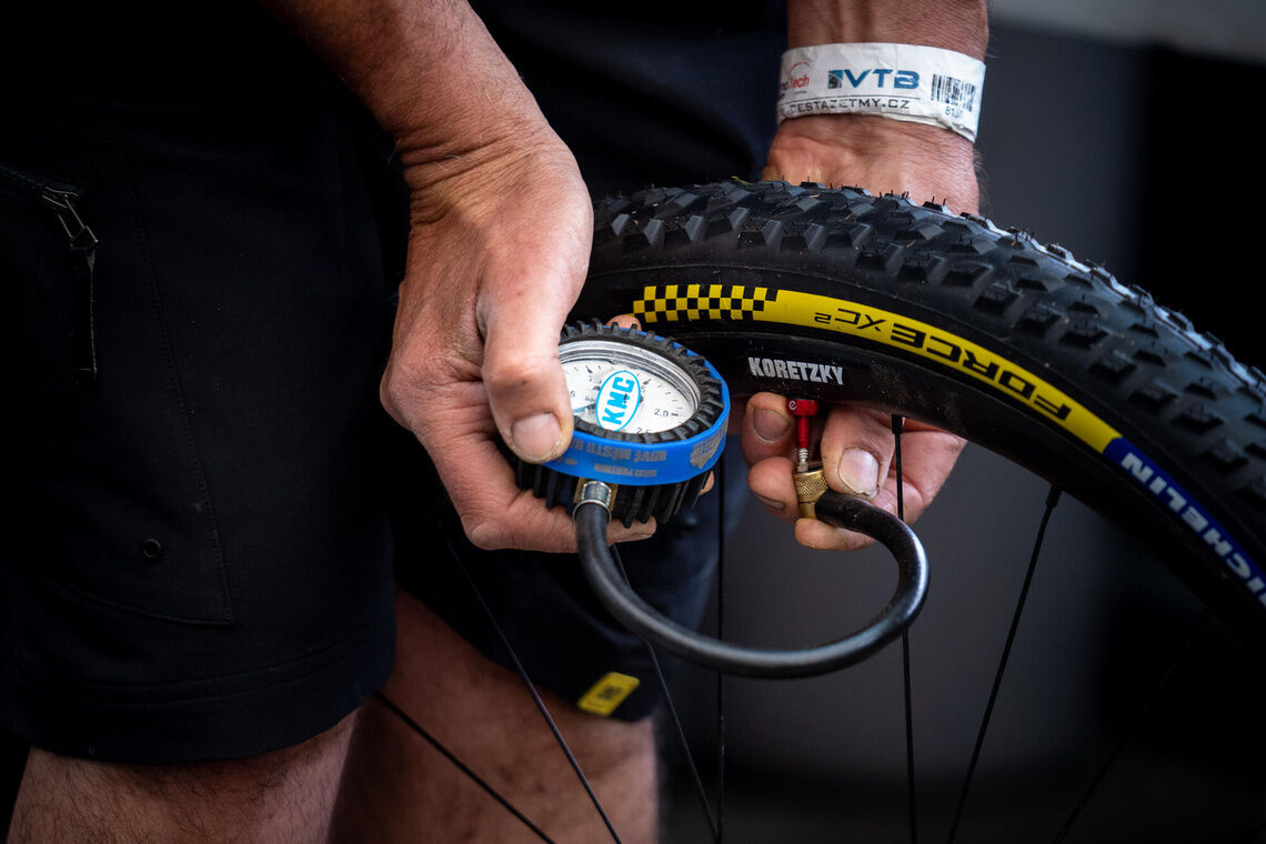 Verwenden Sie einen MTB-Reifendruckmesser, um Leistung und Handling zu verbessern