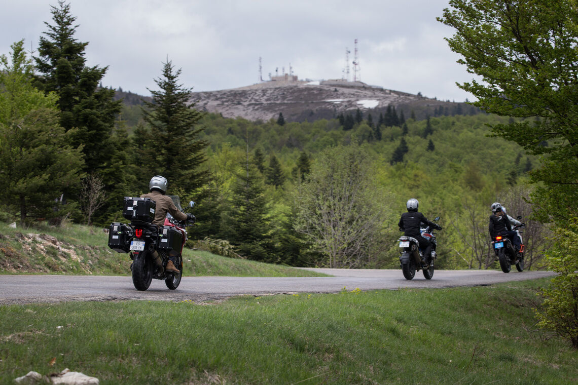 Behalte immer den Blick nach hinten, um zu vermeiden, dass Du Mitglieder Deiner Gruppe verlierst.