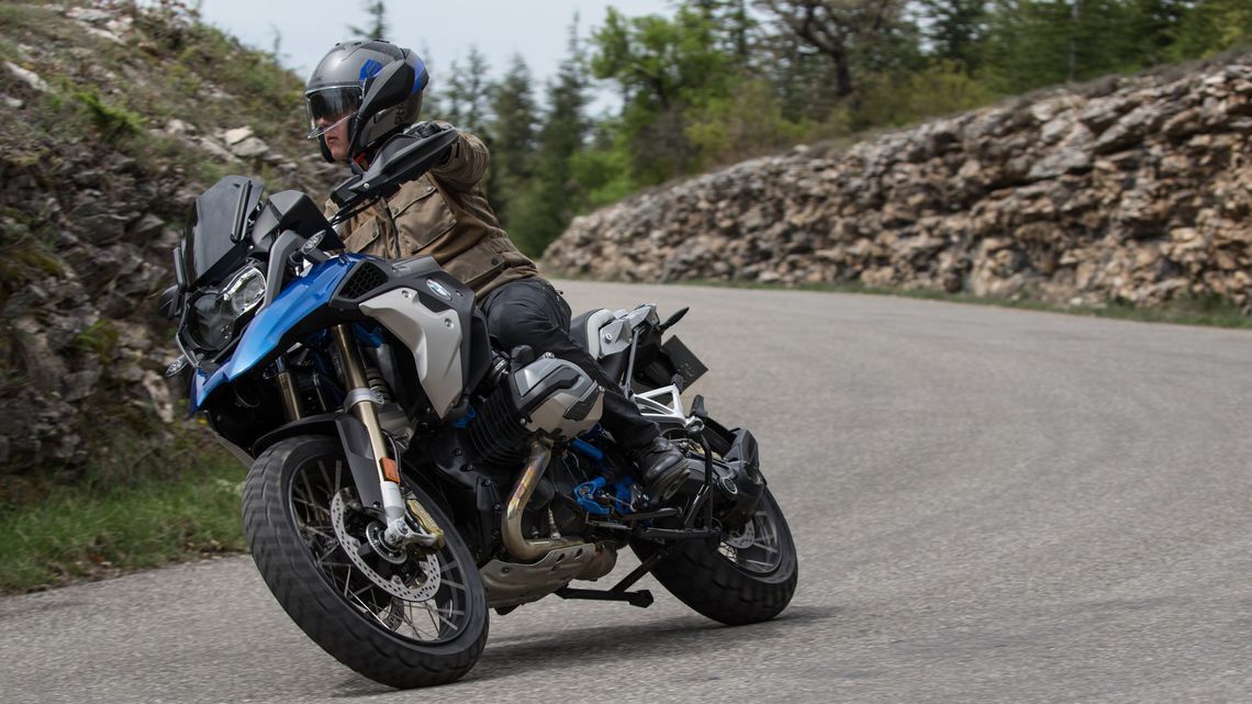 Motorradkurvenfahren bei negativem Quergefälle