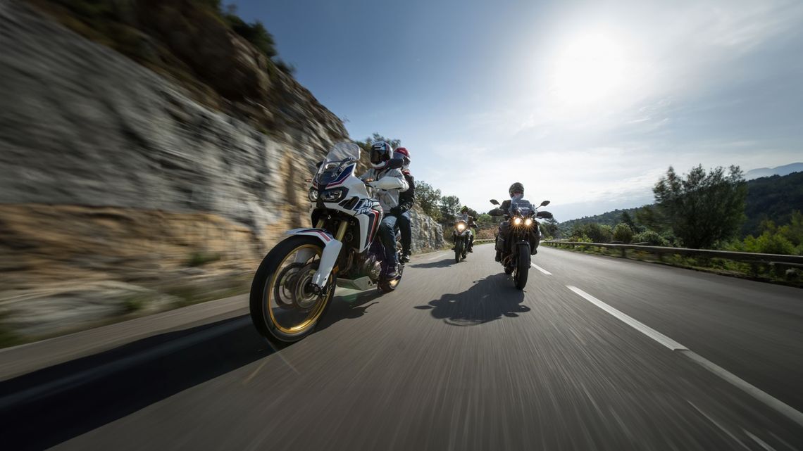 In einer Gruppe Motorrad fahren