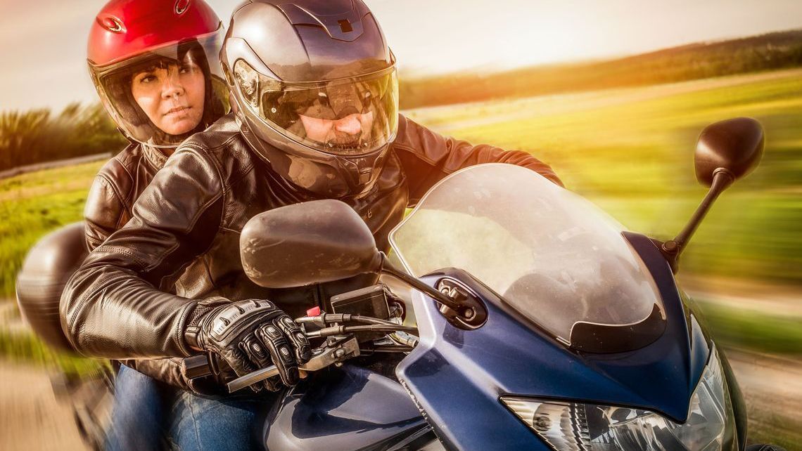 Der Sozius/die Sozia sollte die Bewegungen des Fahrers mitmachen und die Straße im Auge behalten.