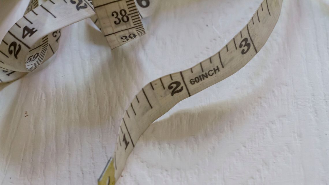 Die Kopfumfangsmessung für einen Motorradhelm kann mit einem Maßband erfolgen.