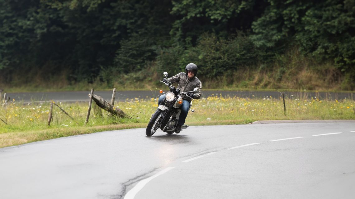 Wie man auf einem Motorrad eine Kurve fährt