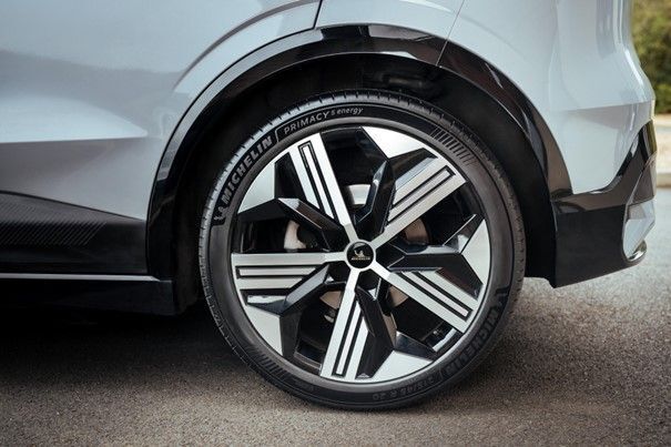 Electric vehicle fitted with Michelin Primacy 5 energyTM tyre