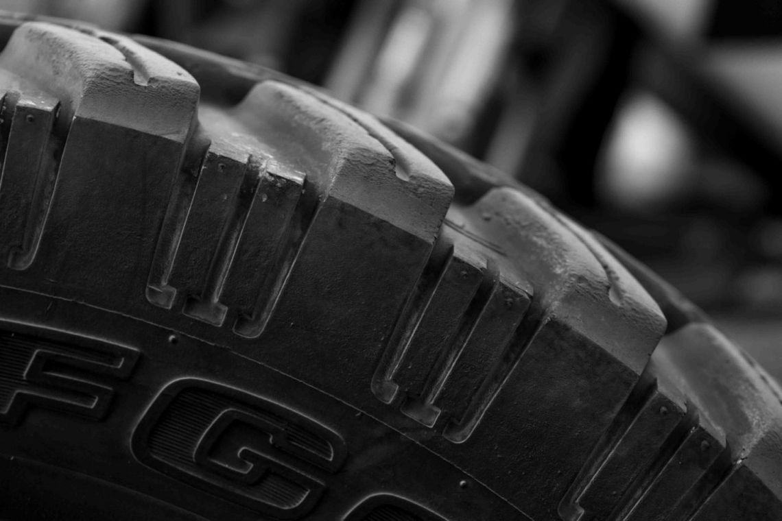cjqw6y27q17l40oqmvrb8xas7 background header tire max