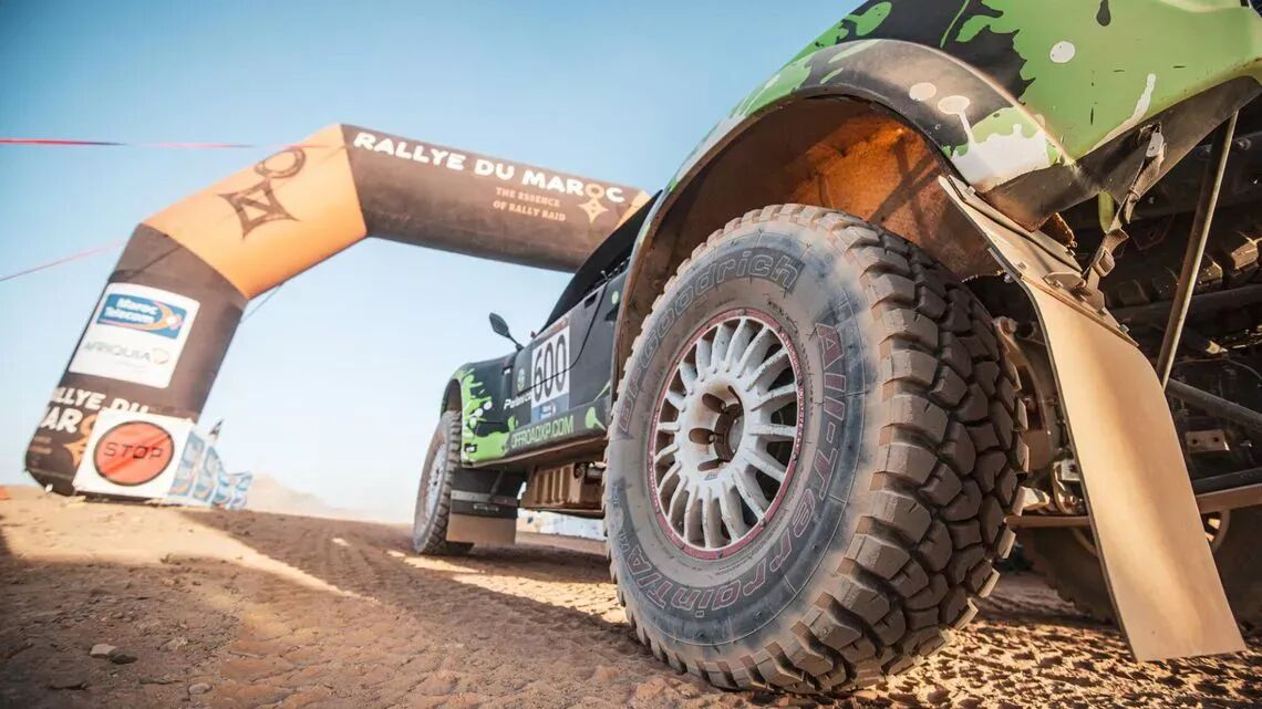 4x4 del Rally de Marruecos equipado con neumáticos BFGoodrich All-Terrain T/A en la salida bajo un arco hinchable en el desierto