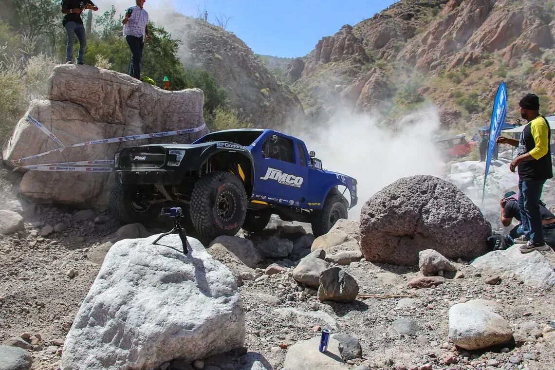 ckodcluf6046h01oet3p3h5ti off road truck over rocks full