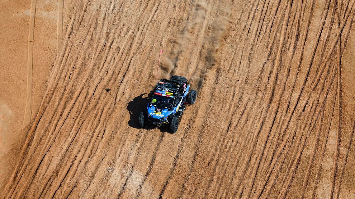 Véhicule tout-terrain avec pneus BFGoodrich en course au nouveau Dakar, évoluant sur terrain désertique avec nuages de poussière